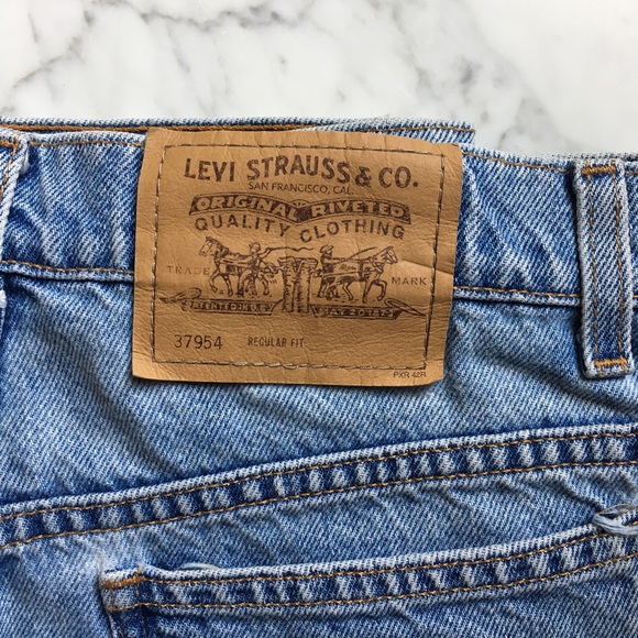 SOLD :: Vintage Levi’s Highwaisted Shorts - Picture 4 of 6